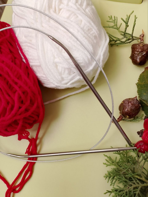 Кардиган из сердечек для маленькой принцессы: красно-белая нежность крючком