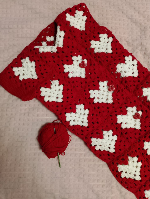 Кардиган из сердечек для маленькой принцессы: красно-белая нежность крючком