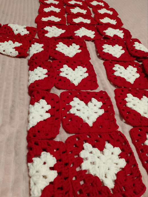 Кардиган из сердечек для маленькой принцессы: красно-белая нежность крючком